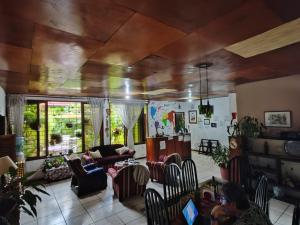 a living room with couches and chairs at Hostal Doña Mercedes in Juayúa