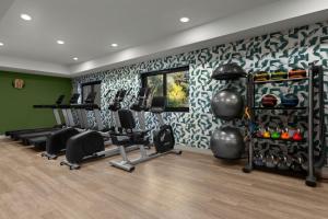 Fitness centrum a/nebo fitness zařízení v ubytování The Inelle, Oakhurst Yosemite, a Tribute Portfolio Hotel