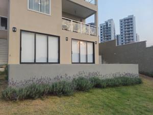 a house with windows on the side of it at Studio Libertas in São João del Rei