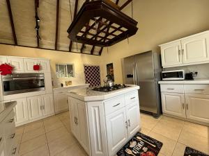Cucina o angolo cottura di Private villa with large pool & 5min walk to beach