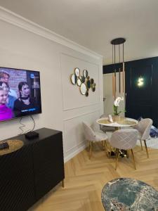 Televízia a/alebo spoločenská miestnosť v ubytovaní Apartament Deluxe Centrum Warszawa