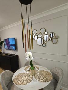 Televízia a/alebo spoločenská miestnosť v ubytovaní Apartament Deluxe Centrum Warszawa