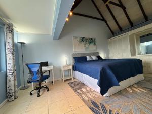 Letto o letti in una camera di Private villa with large pool & 5min walk to beach