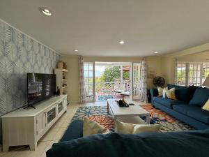 TV o dispositivi per l'intrattenimento presso Private villa with large pool & 5min walk to beach