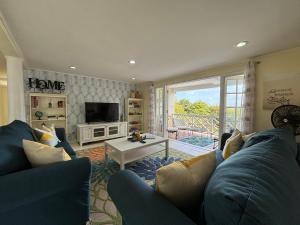 TV o dispositivi per l'intrattenimento presso Private villa with large pool & 5min walk to beach