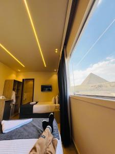 Postel nebo postele na pokoji v ubytování Golden Scarab Pyramids Hotel