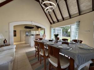 Area soggiorno di Private villa with large pool & 5min walk to beach