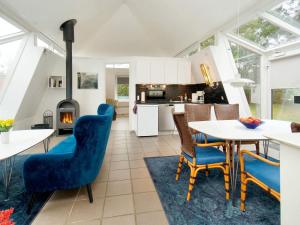 Una cocina y un comedor con mesa y sillas. en 5 person holiday home in Gilleleje-By Traum, en Gilleleje