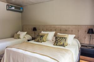 dos camas sentadas una al lado de la otra en una habitación en Nuit Hotel en Mar del Plata