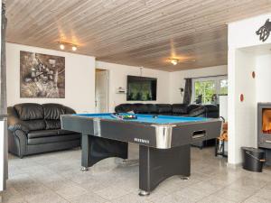 UlfborgにあるLuxury Retreat with Pool - By Traum Ferienwohnungenのビリヤード台のあるリビングルーム