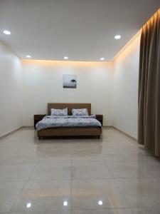 شقق فاخرة Luxury apartments في الرياض: غرفة نوم بسرير في غرفة بيضاء