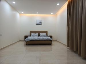 شقق فاخرة Luxury apartments في الرياض: غرفة نوم بسرير في زاوية الغرفة