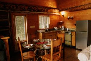 Η κουζίνα ή μικρή κουζίνα στο Rustic Dream Cabin at Beaverfoot