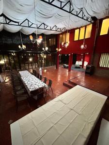 ラ・セレナにあるCasona con salón de eventosのテーブルと椅子付きの部屋