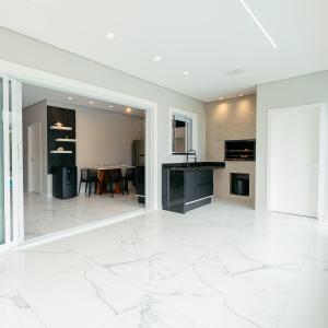 Kuchyň nebo kuchyňský kout v ubytování M&M House - Casa com Piscina e Ar Condicionado em Matinhos