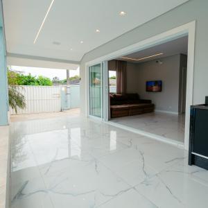 TV a/nebo společenská místnost v ubytování M&M House - Casa com Piscina e Ar Condicionado em Matinhos