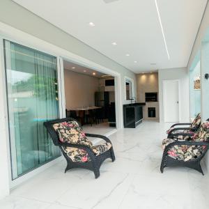 Kuchyň nebo kuchyňský kout v ubytování M&M House - Casa com Piscina e Ar Condicionado em Matinhos