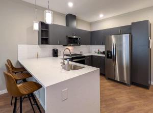 una cocina con refrigerador de acero inoxidable y encimera en 310 Brand New 1 Bedroom 1 Bath 1 Full Kit 1 Liv, en Dunellen