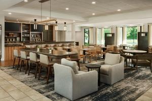 Kuchyň nebo kuchyňský kout v ubytování Courtyard by Marriott Fort Collins