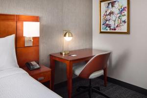 Postel nebo postele na pokoji v ubytování Courtyard by Marriott Fort Collins