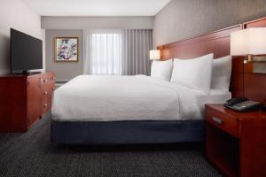 Postel nebo postele na pokoji v ubytování Courtyard by Marriott Fort Collins