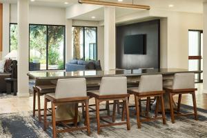 TV a/nebo společenská místnost v ubytování Courtyard by Marriott Fort Collins