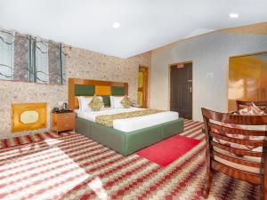 a bedroom with a large bed in a room at Hotel River View Resort in Pahalgām
