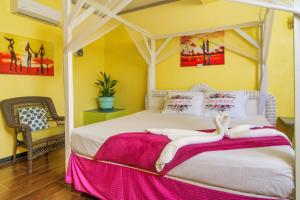 Una cama o camas en una habitación de Tropical Paradise View
