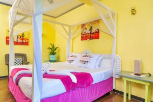 Una cama o camas en una habitación de Tropical Paradise View