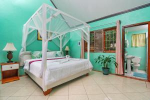 Una cama o camas en una habitación de Tropical Paradise View