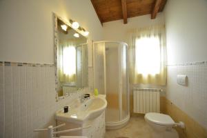 Un baño de Nit i Dia Guest House 33 fotos más