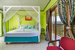 Una cama o camas en una habitación de Tropical Paradise View