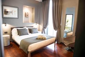 ein Schlafzimmer mit einem großen Bett in einem Zimmer in der Unterkunft Art Hotel Boston in Turin