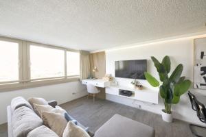 Μια τηλεόραση ή/και κέντρο ψυχαγωγίας στο Central Waikiki luxury High Wtih Views & Beach