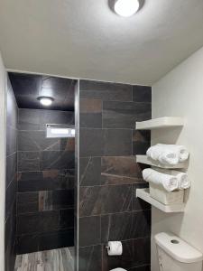 a bathroom with a shower and a toilet and towels at El descanso casa-hotel zacatlán. in Zacatlán +42 photos