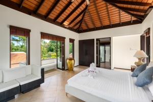 Ένα ή περισσότερα κρεβάτια σε δωμάτιο στο Buoyant Forest villa 2Br private pool big garden +12 φωτογραφίες