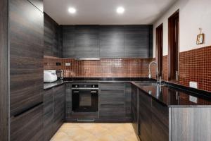 Η κουζίνα ή μικρή κουζίνα στο Buoyant Forest villa 2Br private pool big garden