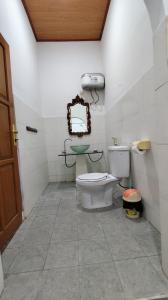 Ein Badezimmer in der Unterkunft Keyani Bungalows Lovina
