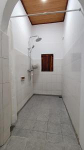 Ein Badezimmer in der Unterkunft Keyani Bungalows Lovina