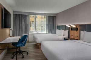Postel nebo postele na pokoji v ubytování Courtyard by Marriott Times Square West