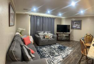Una sala de estar con un sofá y un televisor de pantalla plana. en Cozy Condominium ground level, en Salt Lake City