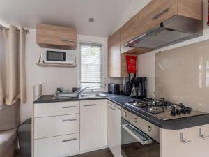 Gallery image of Mobil-home 6 pers, camping 3 étoiles à 5km de l'océan, piscine chauffée, activités familiales - FR-1-50-144 in Saint-Julien-en-Born