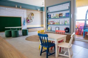 a classroom with a table and chairs and a chalkboard at Studio Completo a Beira Mar, Grand Smart Residence in Aracaju +29 photos