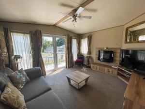 Gallery image of 4 Berth Caravan With Decking And Wifi At Carlton Meres In Suffolk Ref 60010K in Saxmundham