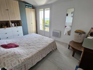 une chambre avec un grand lit et une fenêtre dans l'établissement Villa charmante avec piscine, clim, wifi et parking à 300m de la mer - FR-1-768-107, aux Issambres 11 autres photos