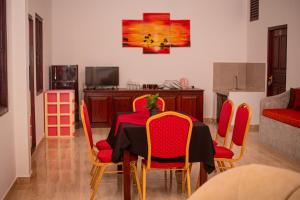 A television and/or entertainment centre at Sundowners Guesthouse