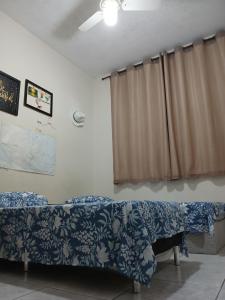 A seating area at Quarto Privado Cama Casal ou Solteiros Apto