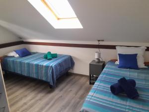 une chambre avec deux lits et une lucarne dans l'établissement Villa Blue Horizon Moorea, à Teavaro 10 autres photos