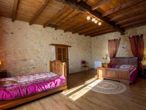 Ένα ή περισσότερα κρεβάτια σε δωμάτιο στο Maison rénovée paisible près Lalinde, grand jardin - FR-1-616-21