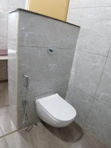 - une salle de bains avec des toilettes blanches dans une cabine dans l'établissement Luna Park & Resort, à Kottakupam